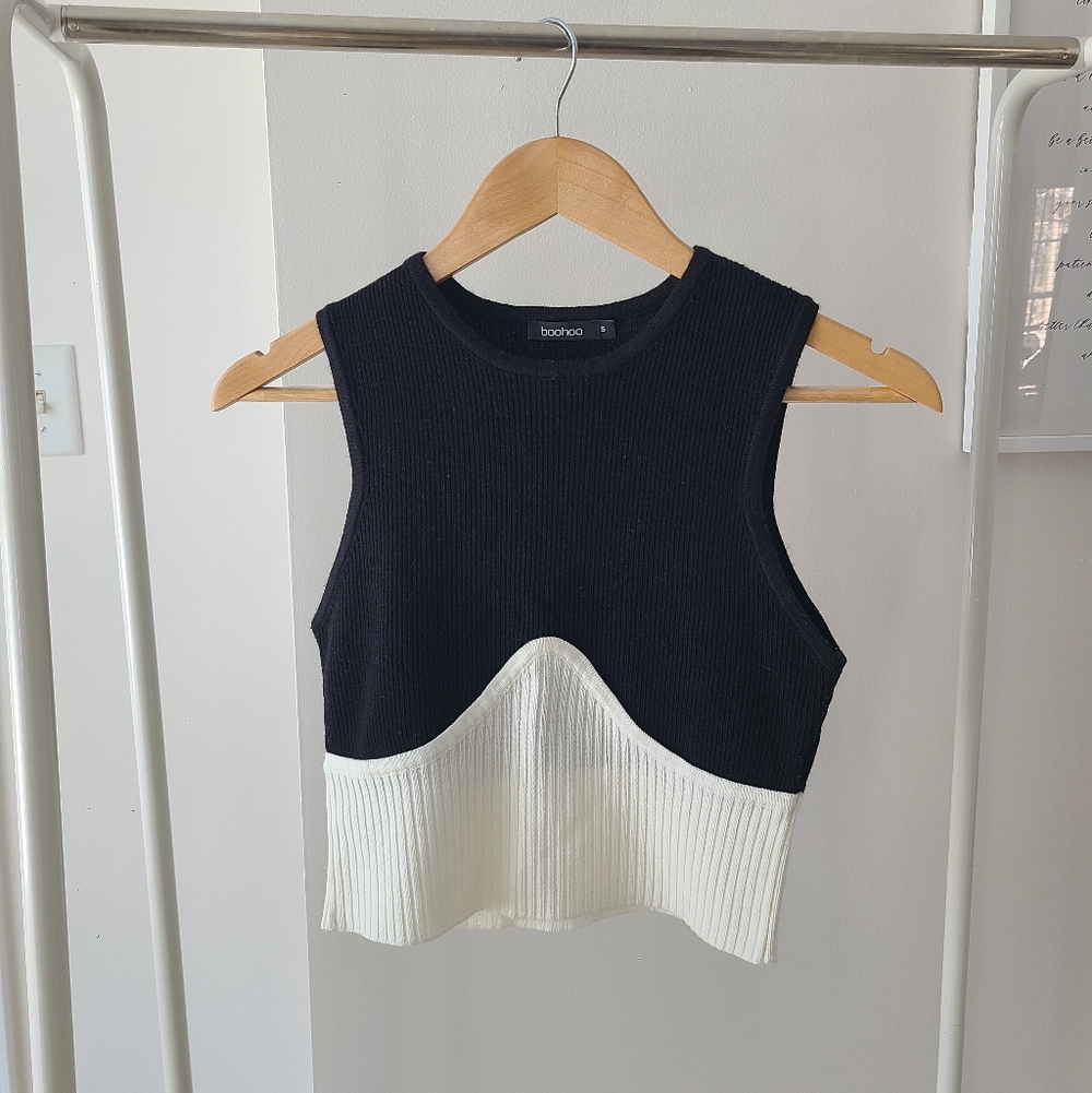 Black and White Ribbed Crop Top